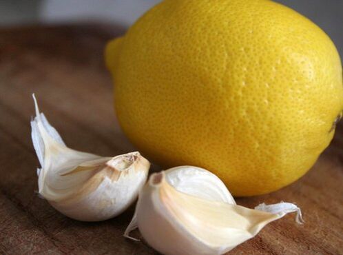 Un remedio casero popular para a osteocondrose é o allo e o limón.